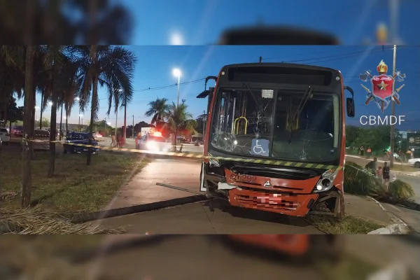 Foto colorida de ônibus com frente vermelha quebrado após colisão