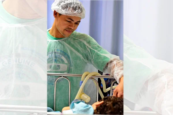Apelidado de “super-pai”, homem dorme com filho no hospital há 3 anos