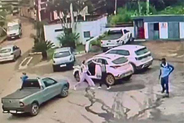 Em MG, vereadora bate e quebra celular de advogada; MP investiga