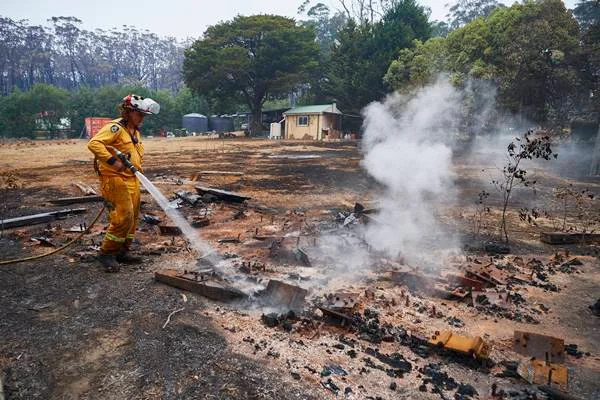 Primeiro-ministro australiano admite erros na gestão de incêndios