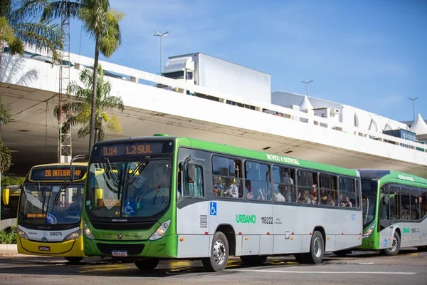 Õnibus da Piracicabana na Rodoviária do Plano Piloto