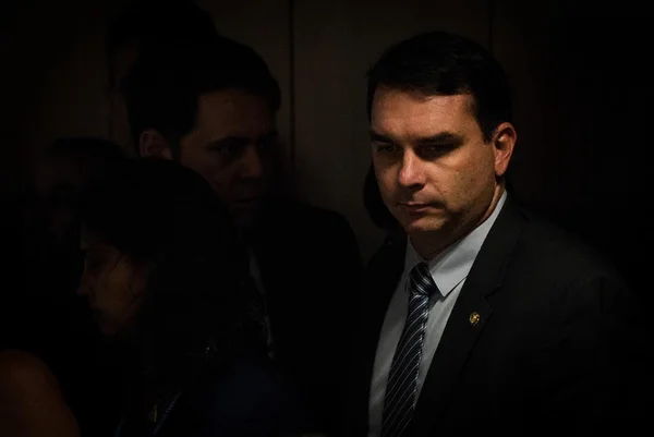 Análise: filhos de Bolsonaro fazem jogo duplo com fundo eleitoral