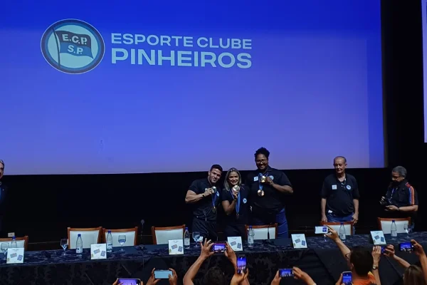 Imagem colorida de atletas medalhista em Paris. Metrópoles