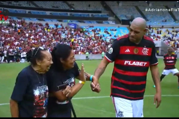 Imagem colorida de Adriano Imperado no Maracanã - MEtrópoles