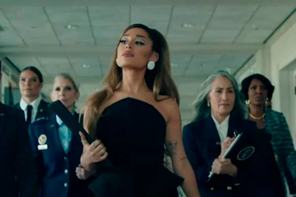 Cena do clipe de Ariana Grande - Metrópoles