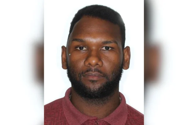 Foto colorida de homem preso por despejar diesel sobre corpo da mulher, em São José dos Campos, no interior de São Paulo.