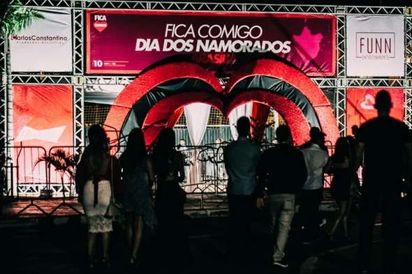Inspirada no Dia dos Namorados Festa Fica Comigo anima público - imagem 1 Inspirada no Dia dos Namorados Festa Fica Comigo anima público - imagem 1