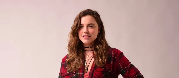 Foto colorida de uma mulher-Metrópoles