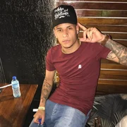 Os seguidores acreditam que ele queria mandar as fotos para amigos
