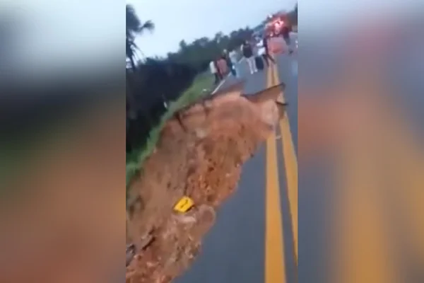cratera com pessoas em estrada