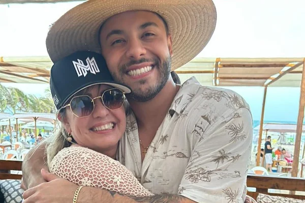 Murilo Huff e a mãe, Zaida Da Luz Huff, posa juntos e sorridentes - Metrópoles