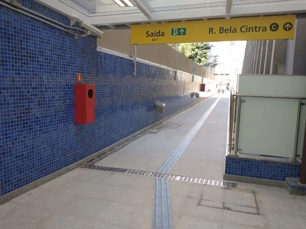 Vista interna do acesso à Rua Bela Cintra da Estação Paulista