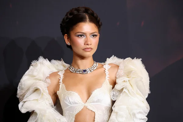 Foto colorida da atriz Zendaya usando uma trança - Metrópoles