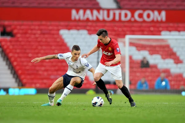 Foto colorida de Marnick Vermijl, então no Manchester United, durante jogo da equipe Sub-21 - Metrópoles