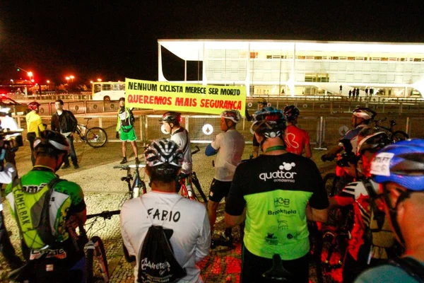 Protesto sobre duas rodas cobra segurança para ciclistas