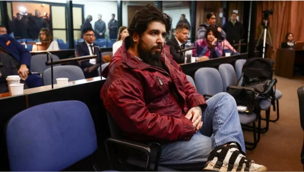 imagem colorida. Brasileiro acusado de tentativa de homícidio na Argentina sentado