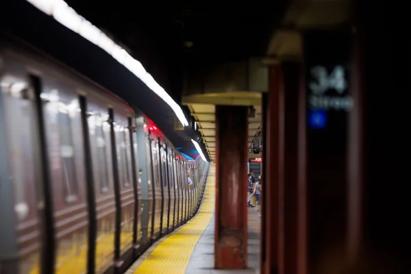 Imagem colorida de Trem chegando à estação de metrô de Nova York