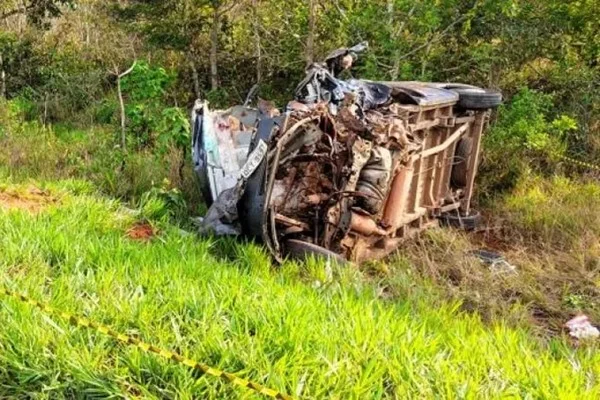 Acidente entre van com pacientes e caminhonete mata 13 na BR-174