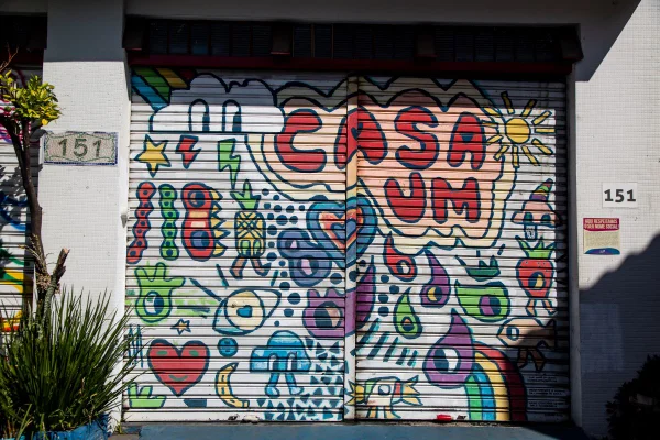 Imagem colorida da Casa 1, de acolhimento a jovens LGBTs em SP. - Metrópoles