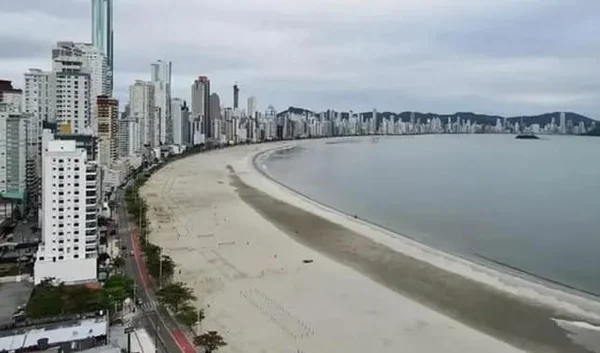 Lagoa aparece na faixa alargada de Balneário Camboriú (SC)