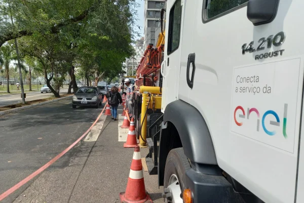 Imagem mostra trabalhadores da Enel durante troca de poste - Metrópoles