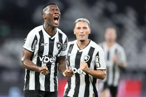 Imagem colorida de Patrick de Paula comemorando gol - Metrópoles