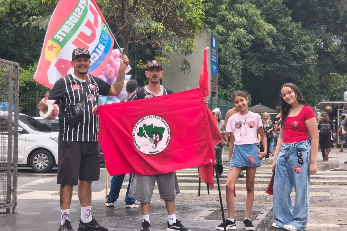 Apoiadores começam a chegar na Avenida Paulista para último ato de campanha de Lula Apoiadores começam a chegar na Avenida Paulista para último ato de campanha de Lula