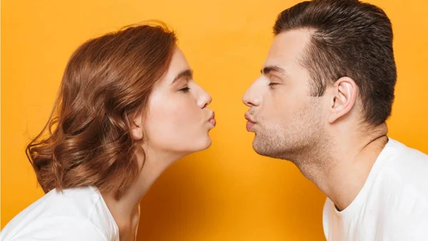 Duas pessoas quase se beijando