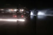 O caminhão incendiado carregava sorgo O caminhão incendiado carregava sorgo