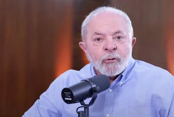 Lula afirmou nesta terça-feira (28/7) que a intenção do governo é fechar “quase todos os clubes de tiro” do Brasil. Segundo o presidente, apenas os clubes voltados para militares e forças policiais devem permanecer abertos. A limitação nos horários de funcionamento dos clubes de tiro foi uma das medidas estabelecidas pelo novo decreto das armas, assinado por Lula na sexta-feira (24/7). O decreto também endureceu os critérios para abertura de novos clubes. A orientação para fechamento dos clubes de tiro teria sido passada, segundo Lula, ao ministro da Justiça e Segurança Pública, Flávio Dino. “Eu não acho que um empresário que tem um lugar de praticar tiro é um empresário. Eu já disso ao Flávio Dino: nós temos que fechar quase todos. Só deixar aberto aqueles que são da Polícia Militar, do Exército ou da Polícia Civil. É organização policial que precisa ter lugar para treinar tiro. Não é a sociedade brasileira”, disse o presidente. De acordo com Lula, as restrições para compra e posse de armamentos deverão atingir o crime organizado. “O decreto de liberação de armas que o presidente anterior fez era para agradar o crime organizado. Porque quem consegue comprar é o crime organizado e gente que tem dinheiro. Pobre, trabalhador, não está conseguindo compra comida. Como é que as pessoas que trabalham vão conseguir comprar fuzil? As novas medidas foram criticadas pela oposição bolsonarista e grupos armamentistas. “Nós não estamos preparando uma revolução. Eles tentaram preparar um golpe. ‘Sifu’. Nós não. Nós queremos preparar a democracia”, rebateu Lula, durante a live. As declarações foram feitas no programa Conversa com o Presidente, em uma live nas redes sociais de Lula.