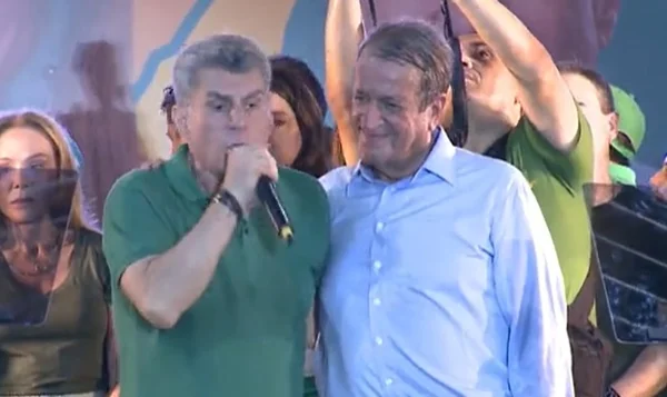 Em evento de campanha, o emedebista Romero Jucá discursa segurando microfone e o presidente do PL, Valdemar da Costa Neto, o apoia, ao lado - Metrópoles