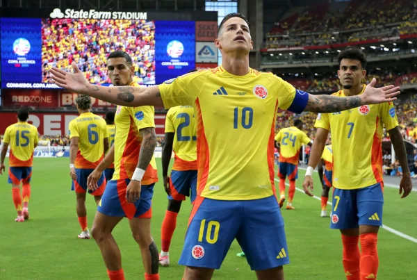 James Rodríguez vira “garçom” e se emociona com final da Copa América