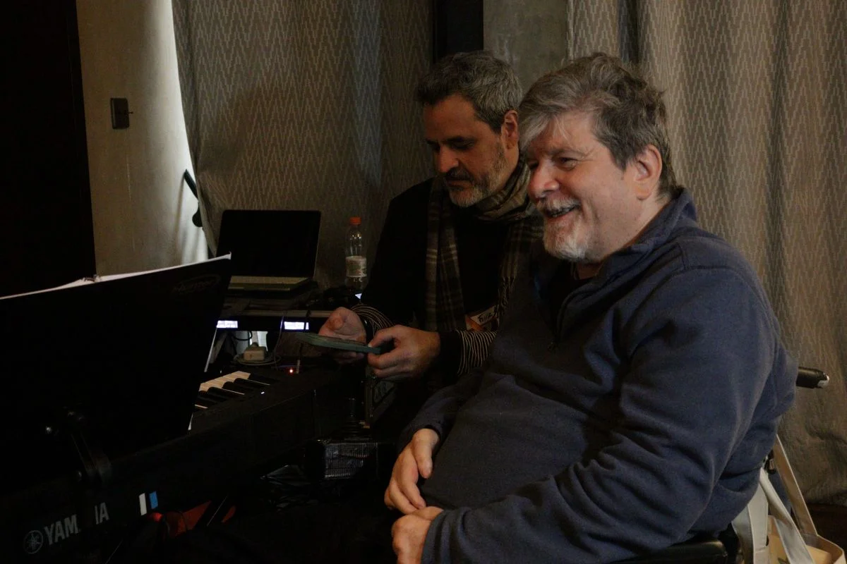 Prestes a viver Marcelo Rubens Paiva no musical Feliz Ano Velho, Hugo Bonèmer revelou ao Metrópoles que, na peça, quer levar aos palcos o que o escritor deixou de fora do livro, lançado em 1982 Prestes a viver Marcelo Rubens Paiva no musical Feliz Ano Velho, Hugo Bonèmer revelou ao Metrópoles que, na peça, quer levar aos palcos o que o escritor deixou de fora do livro, lançado em 1982