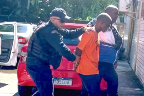 Imagem colorida de homem sendo preso