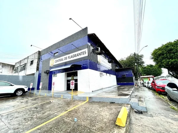 Mulher é agredida e arrastada por marido em rua de Maceió