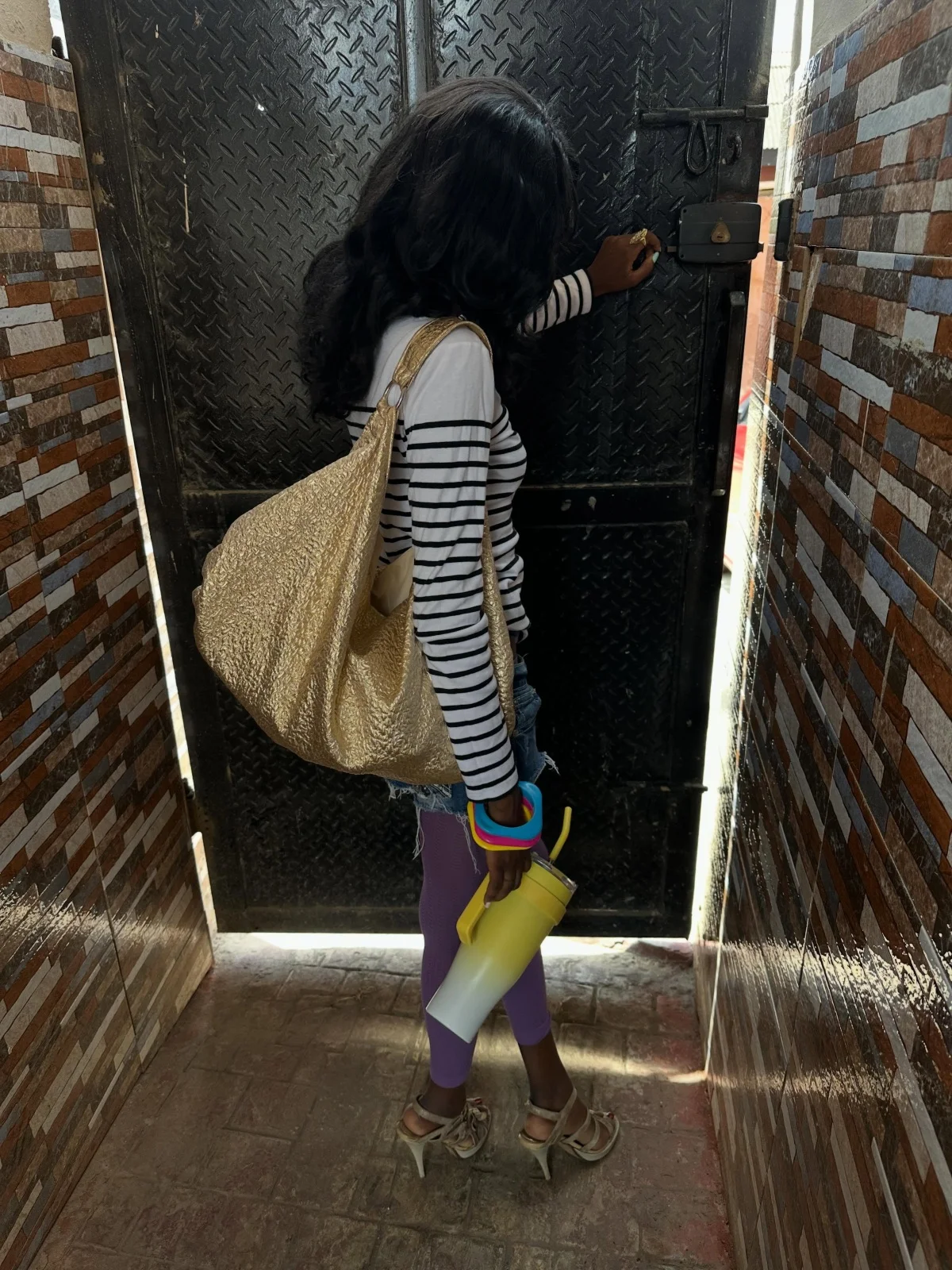 Influenciadora recria desfiles da Chanel em ruas de cidade na Nigéria - imagem 4 Influenciadora recria desfiles da Chanel em ruas de cidade na Nigéria - imagem 4