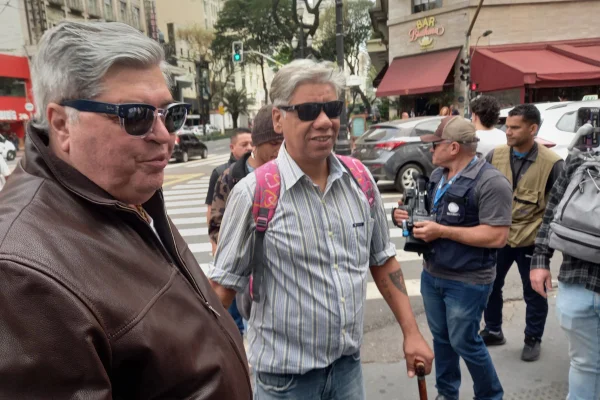 Imagem mostra homens de óculos escuros - Metrópoles