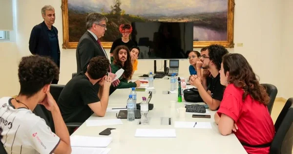 imagem colorida mostra encontro entre reitor da usp e comissão de alunos - metrópoles