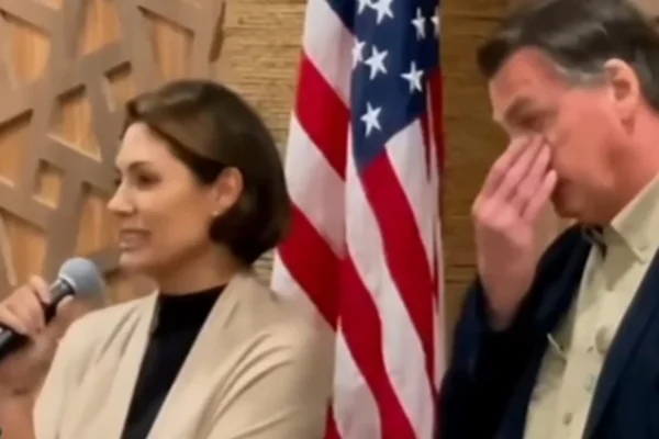 Vídeo: nos EUA, Michelle pede que “continuem orando” por Bolsonaro