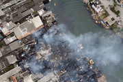 Incêndio de grandes proporções atinge comunidade em Santos