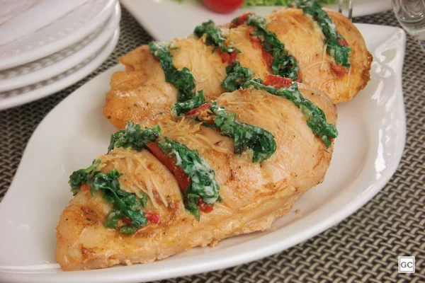 9 receitas de frango recheado perfeitas para um refeição econômica