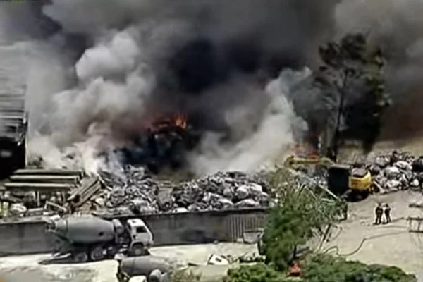 Incêndio atinge galpão de recicláveis em Itaquaquecetuba, região metropolitana de São Paulo. - Metrópoles