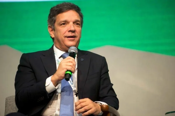 Caio Mario Paes de Andrade, cotado para o comando da Petrobras. Ele tem pele clara, cabelos grisalhos e olhos escuros - Metrópoles