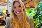 Verônica Costa posa sorridente e de cabelos soltos