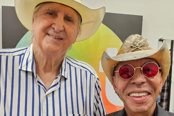 Foto colorida de Sérgio Reis e Chrystian - Metrópoles