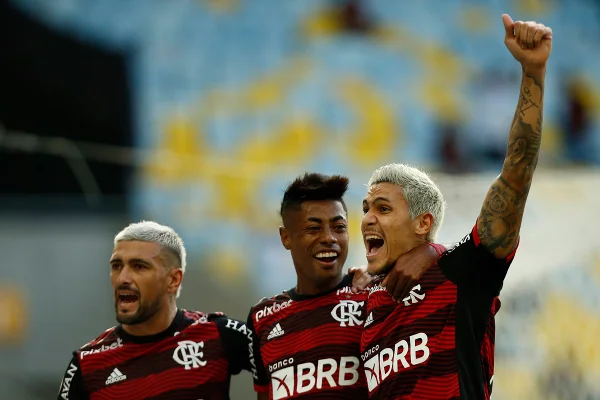 Pedro marca, Flamengo vence Goiás, abafa crise, mas sofre vaias