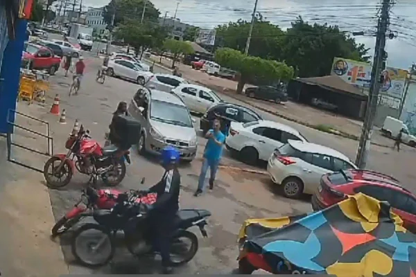 Vídeo: PM flagra tentativa de furto de moto, saca arma e prende ladrão