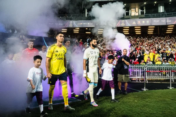 Foto colorida de Cristiano Ronaldo e Benzema - Metrópoles