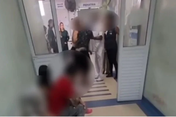 Nas redes sociais, vídeos mostram o momento em que a enfermeira é vítima de racismo. A autora foi presa em flagrante por injúria e ameaça - Metrópoles