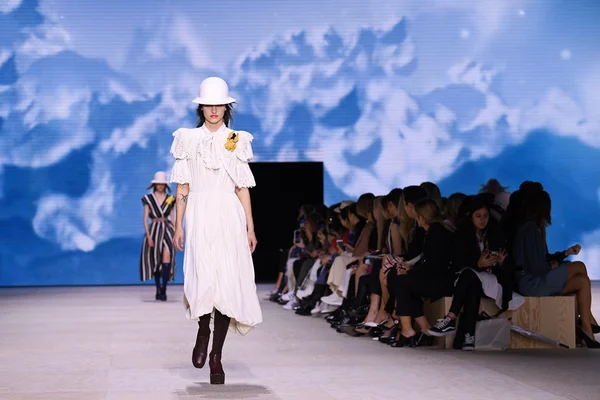 Louis Vuitton encerra Paris Fashion Week com inspirações vintage